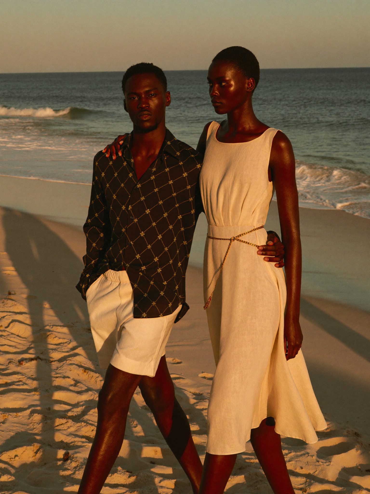Campanha Solstício: casal na praia ao pôr do sol