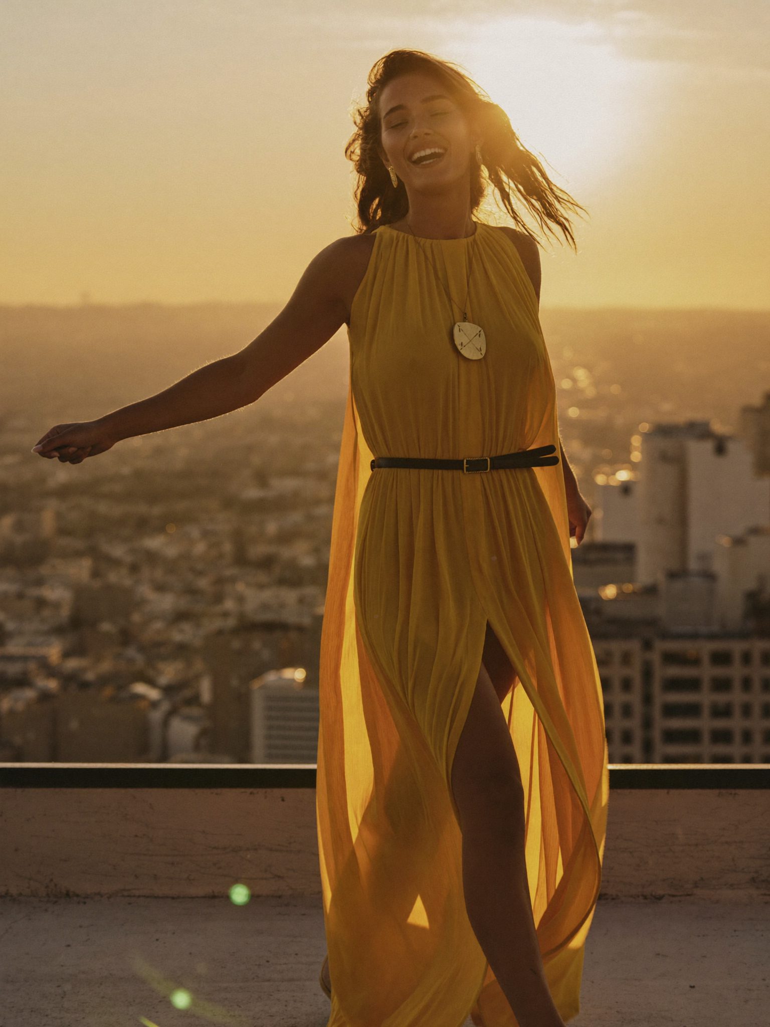 Vestido longo âmbar em contraluz
