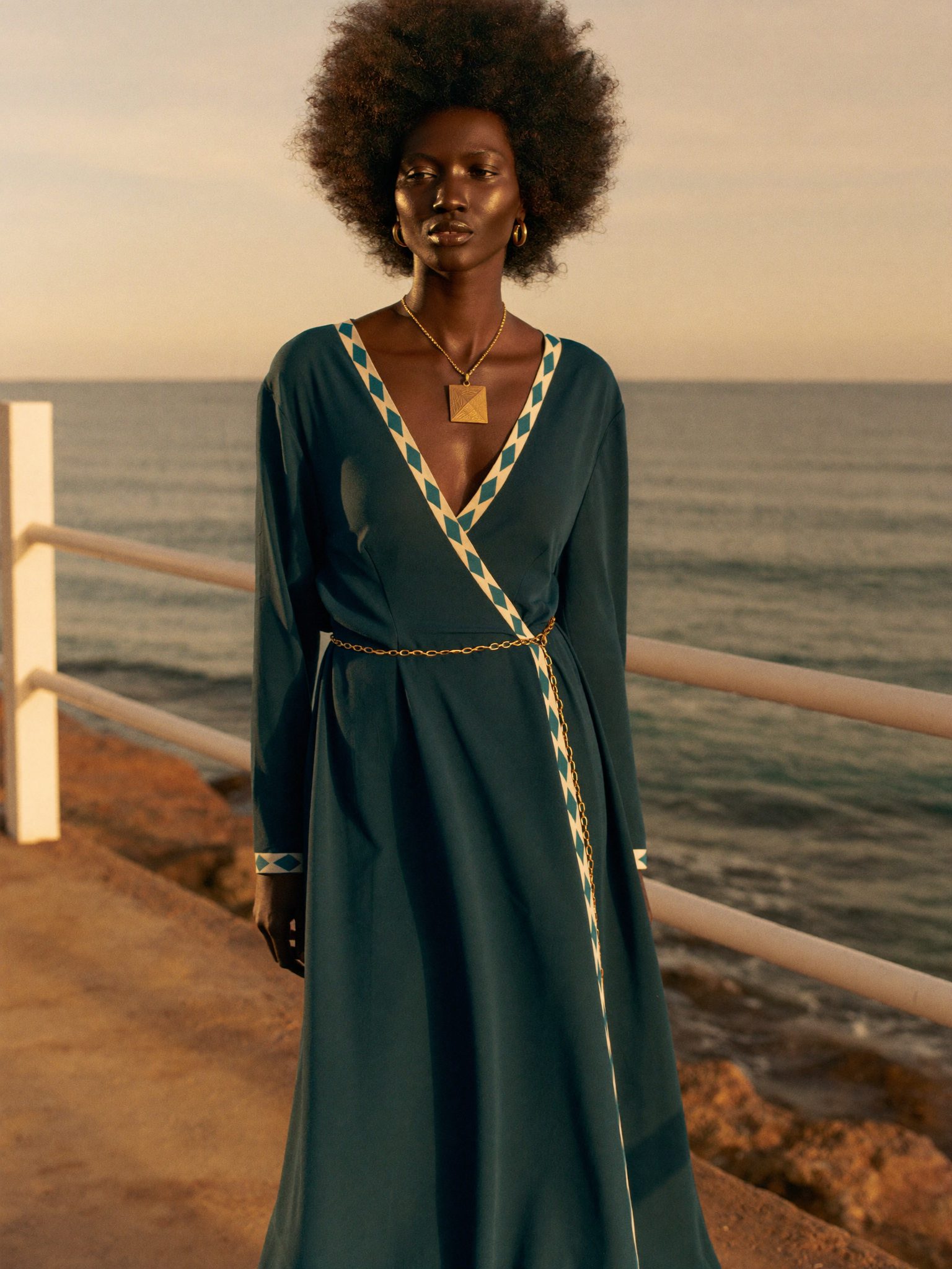 Vestido envelope azul-mar com barra geométrica